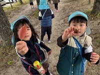 どんぐり拾い１